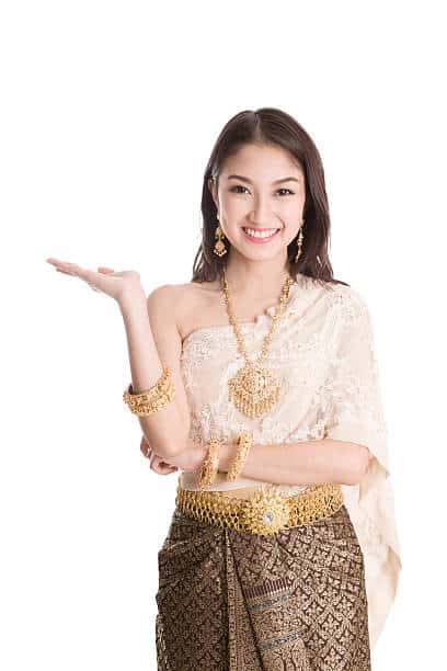 בחורה עם לבשות תאילנדי מסורתי אומרת שלום