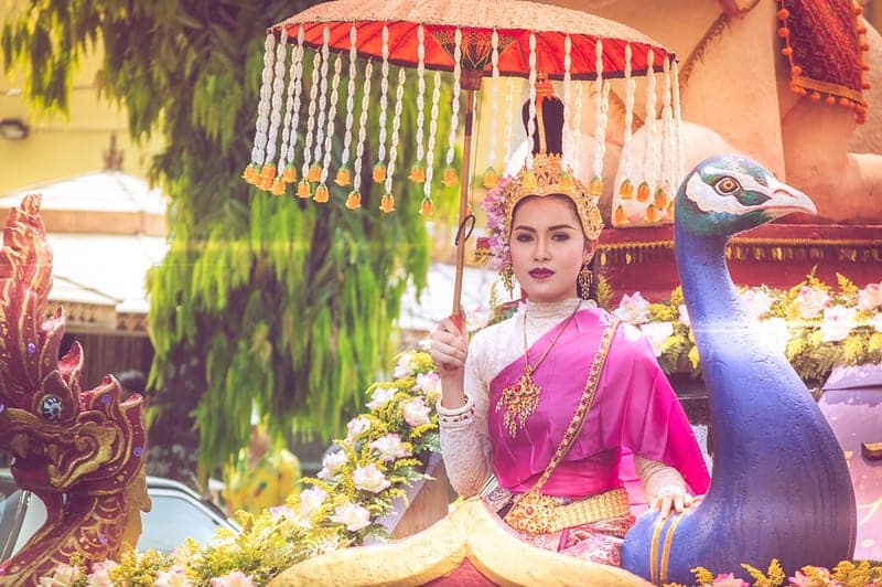 אשה תאילנדית בלבוש מסורתי בבית מקדש תאילנדי בחג המים התאילנדי