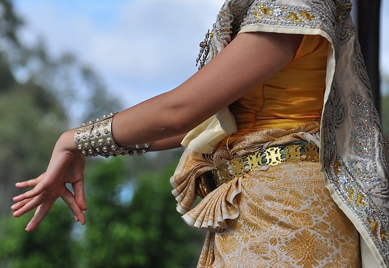 ריקוד תאילנד מסורתי בחג המים התאילנדי