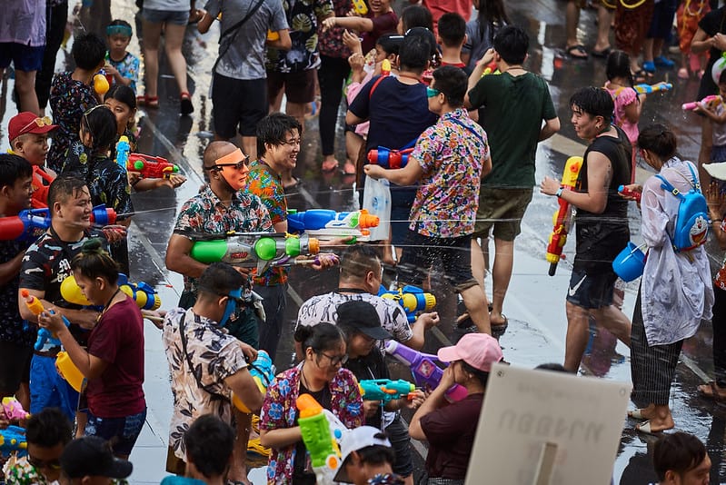 קרבות מים בחג המים התאילנדי ברחובות