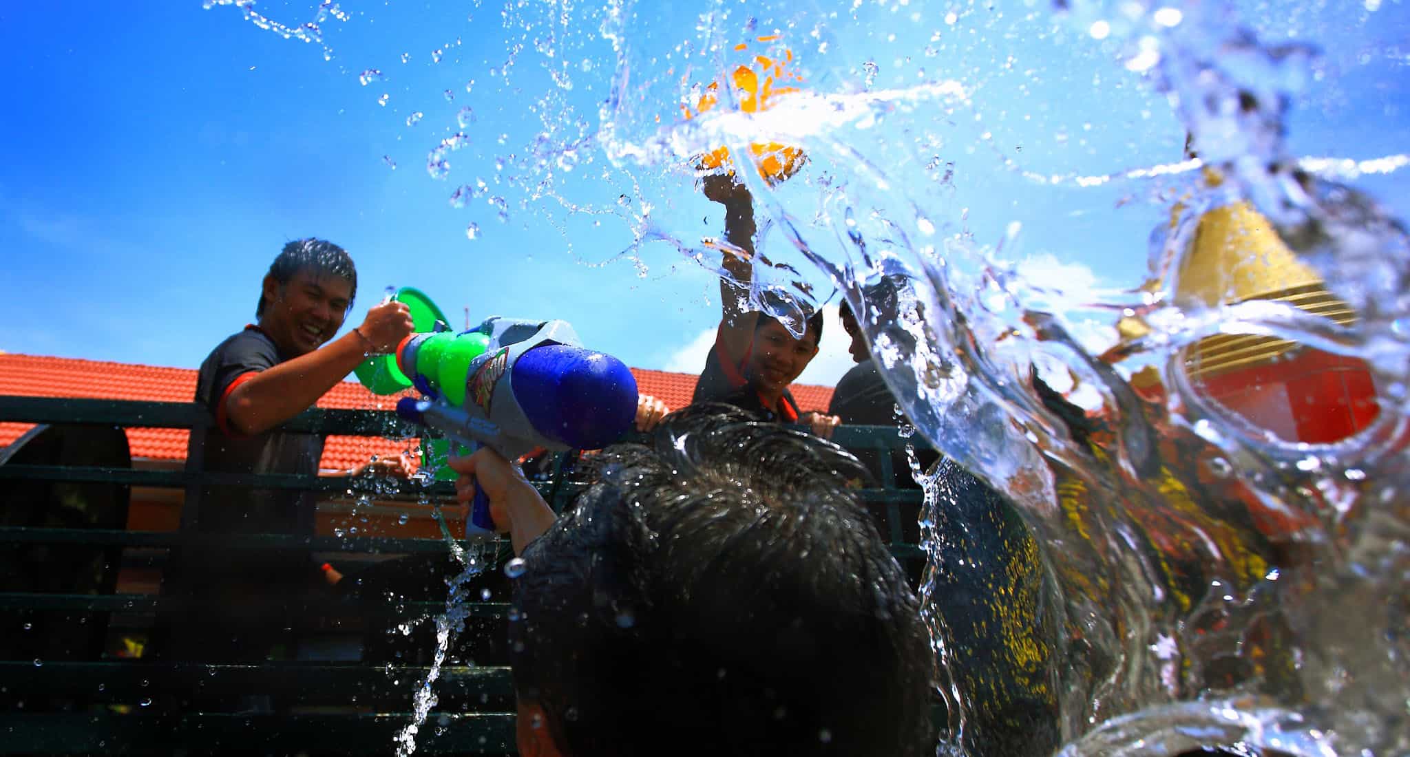 חג המים התאילנדי פסטיבל סונגקראן תמונה של ילדים חוגגים