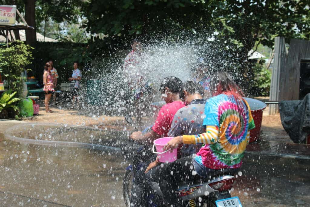 חגיגות פסטיבל סונגקראן, מתיזים מים על אופנוע שעובר