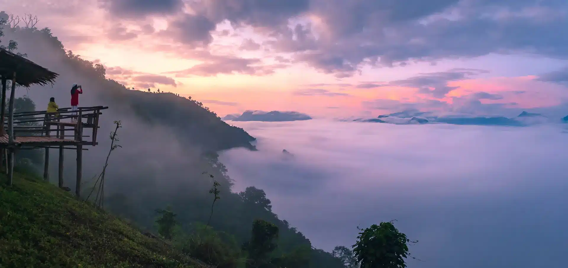 רקע נוף ושמיים, טבע צפון תאילנד, עמקים עמוסי ערפל, מעברי הרים חורפיים של מחוז מיי הונג סון, נוף מלמעלה על הזריחה והשקיעה של ההר
