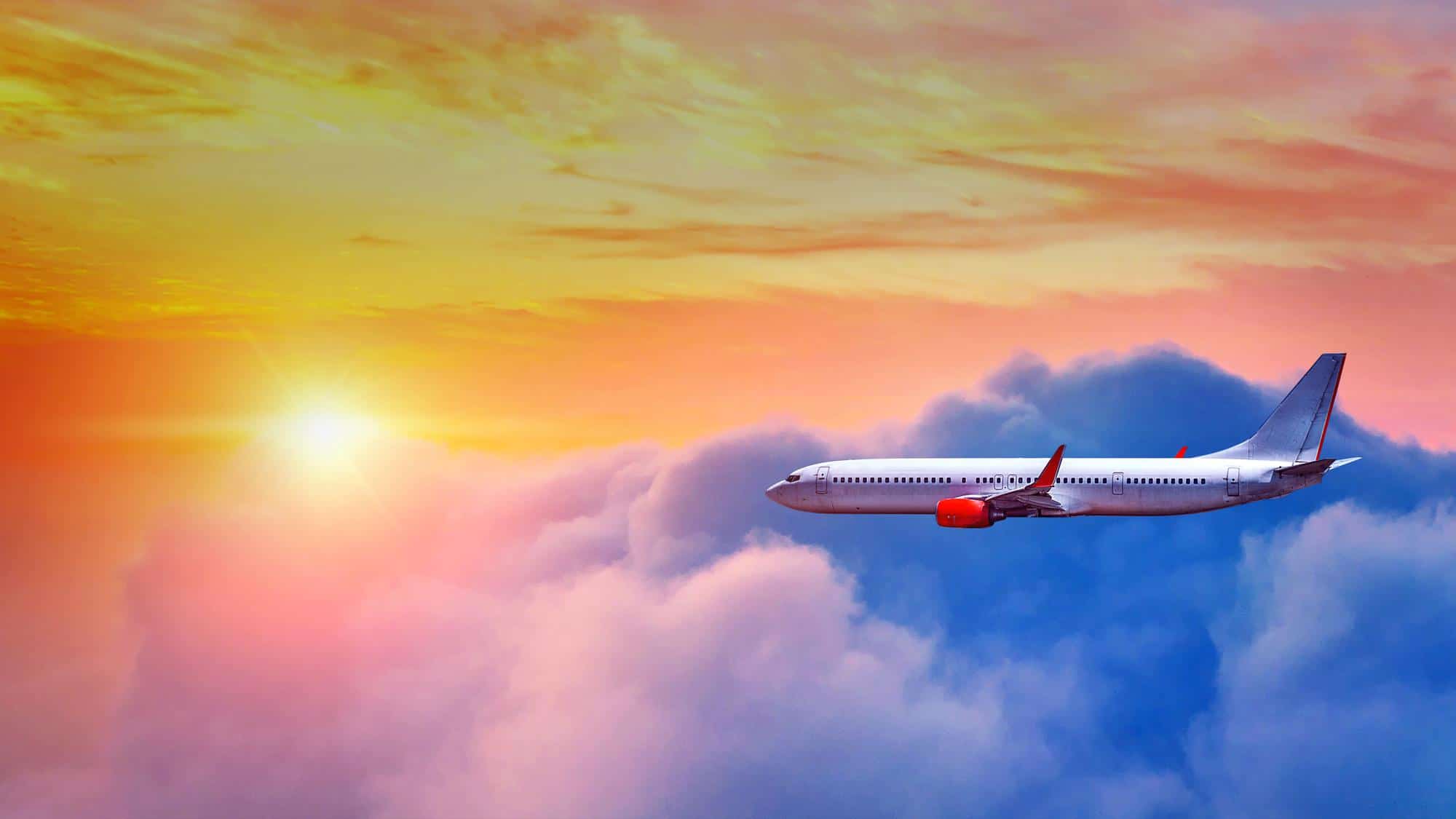 טיסה מישראל לתאילנד באוגוסט - בואו לחקור את תאילנד האקזוטית! מטוס חוצה את העננים בשקיעה