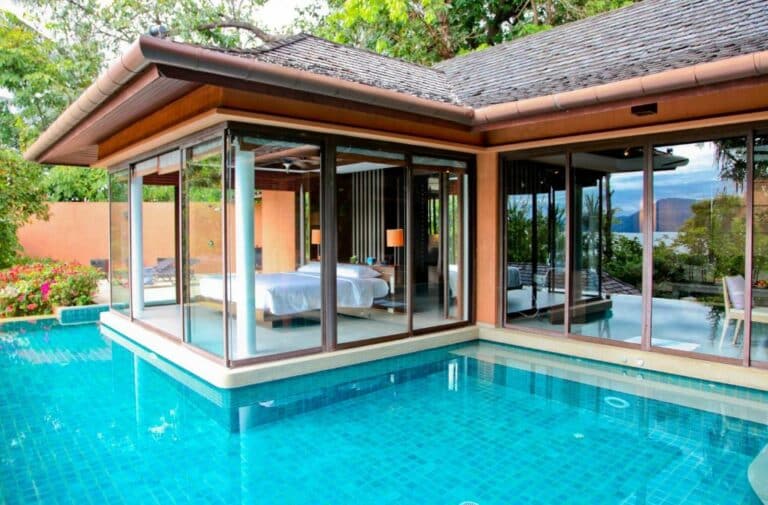 Sri Panwa Phuket Luxury Pool Villa Hotel וילה הכוללת חדר שינה אחד, הנמצאת על גדת הבריכה, עם נוף לגינה.-