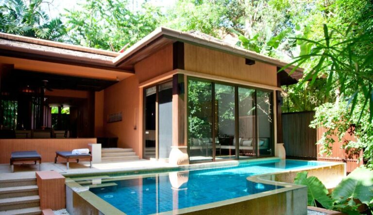 Sri Panwa Phuket Luxury Pool Villa Hotel וילת סוויטה משפחתית בעלת חדר שינה אחד עם בריכה ונוף לגינה -