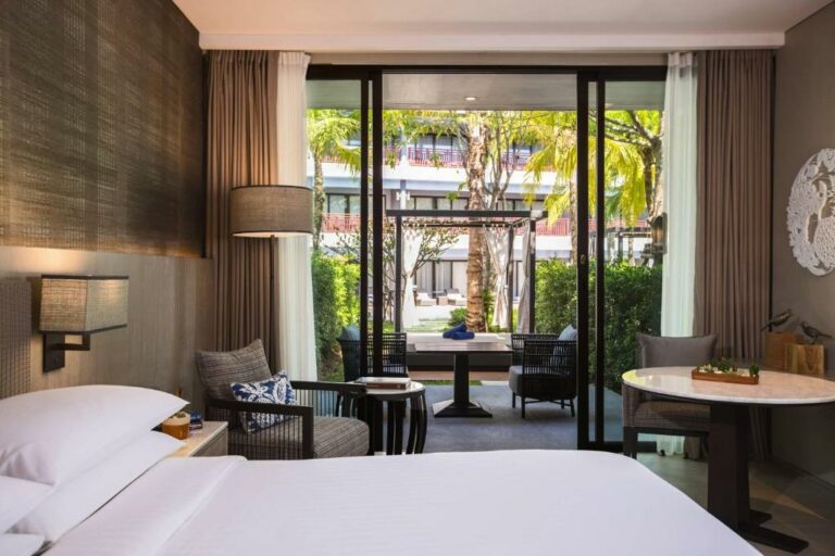 Phuket Marriott Resort and Spa, Nai Yang Beach חדר אירוח גרדן קבאנה עם גישה לבריכה, מיטת קינג אחת ונוף לגן