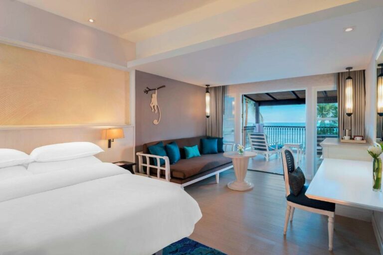 Sheraton Samui Resort חדר אירוח דלוקס עם מיטת קינג אחת.
