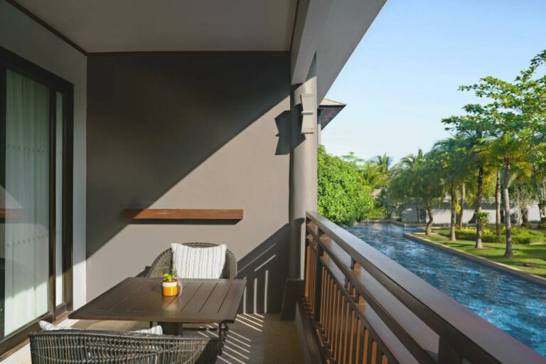 Phuket Marriott Resort and Spa, Nai Yang Beach חדר אירוח פרמיום עם נוף לבריכה, מיטת קינג אחת ומרפסת
