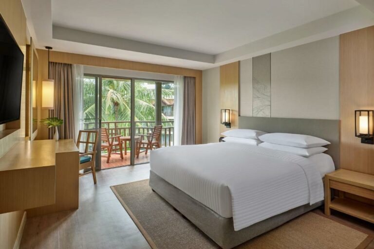 Phuket Marriott Resort & Spa, Merlin Beach חדר דלוקס עם מיטת קינג אחת, נוף לבריכה ומרפסת