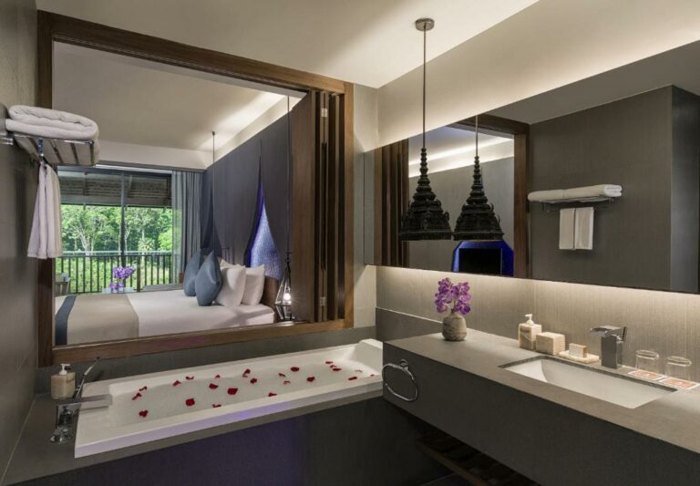 Avista Hideaway Phuket Patong חדר דלוקס עם מיטת קינג וגישה לגן