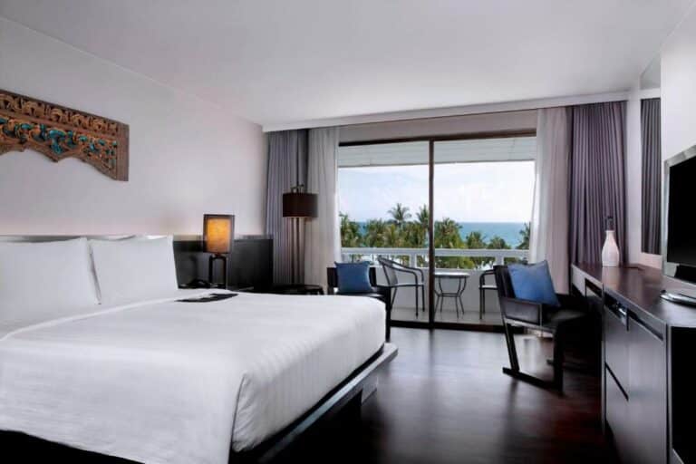 Le Meridien Phuket Beach Resort - חדר דלוקס עם נוף לאוקיינוס, מיטת קינג סייז אחת ומרפסת