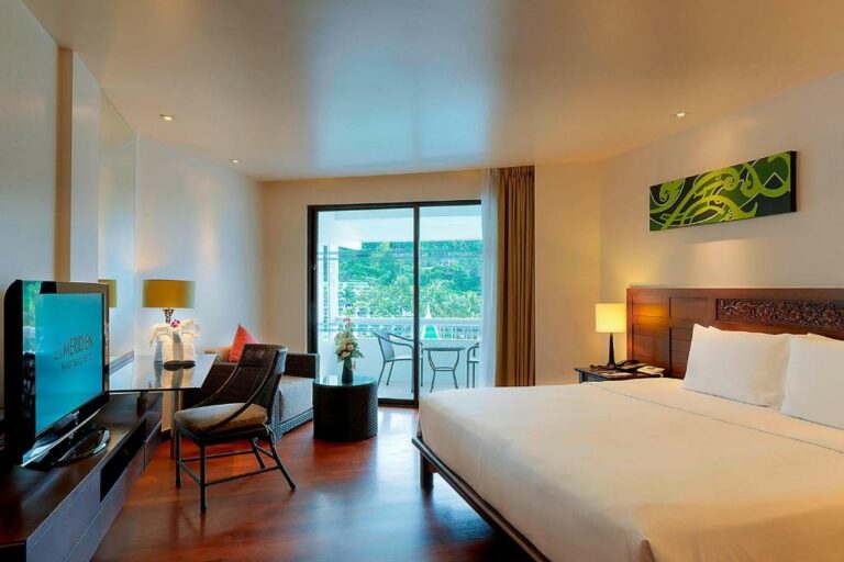 Le Meridien Phuket Beach Resort - חדר דלוקס עם נוף לבריכה, מיטת קינג ומרפסת
