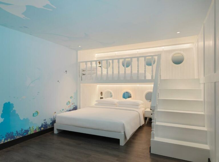 Hyatt Regency Phuket Resort - חדר משפחה עם שני חדרי שינה ומיטת קומותיים