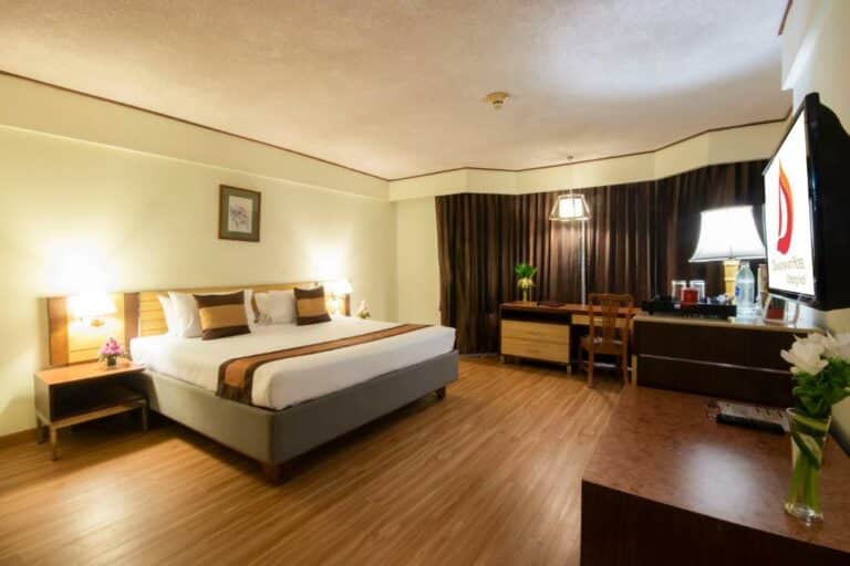 Duangtawan Hotel Chiang Mai חדר סופיריור זוגי או טווין