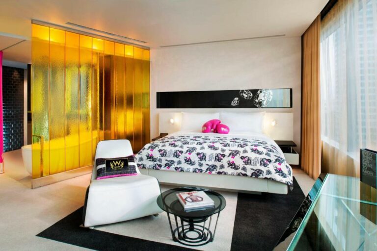 W Bangkok Hotel חדר ספקטקיולר עם מיטת קינג סייז אחת ונוף לעיר