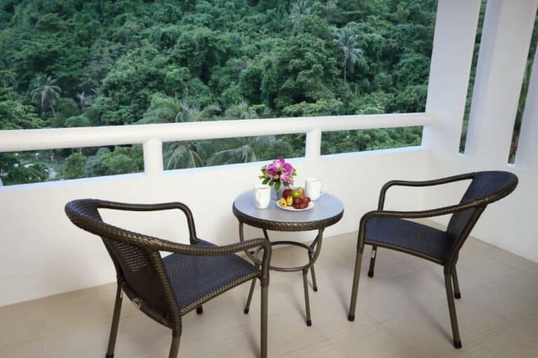 Le Meridien Phuket Beach Resort - חדר עם 2 מיטות טווין או יחיד ומרפסת