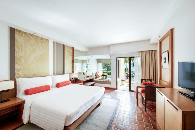 SAii Laguna Phuket חדר עם מיטת קינג אחת וגישה לחוף