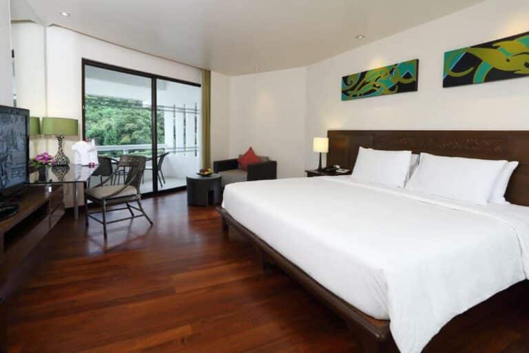 Le Meridien Phuket Beach Resort - חדר עם מיטת קינג ומרפסת