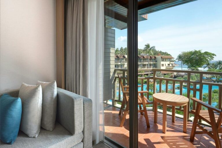 Phuket Marriott Resort & Spa, Merlin Beach חדר פרמייר לגון פול וויו עם 2 מיטות זוגיות, נוף לבריכה ומרפסת