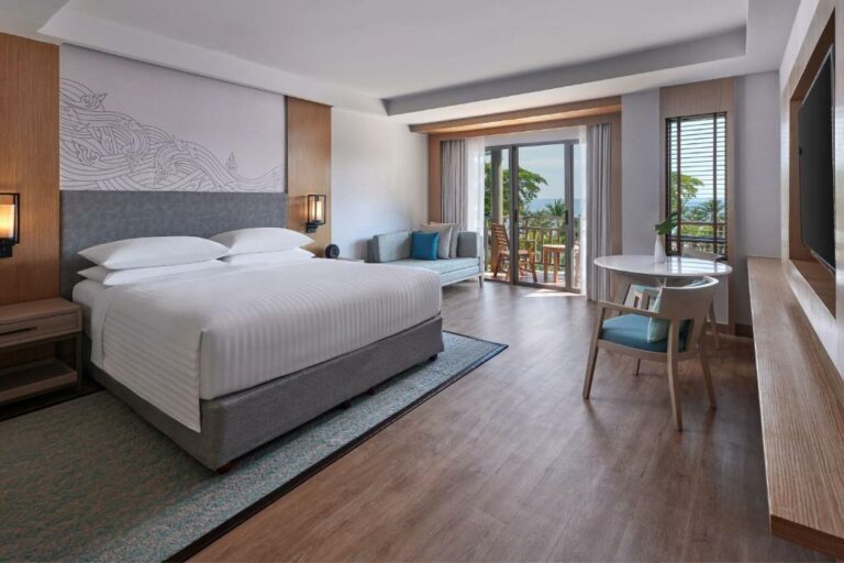 Phuket Marriott Resort & Spa, Merlin Beach חדר פרמייר לגון פול וויו עם מיטת קינג אחת, נוף לבריכה ומרפסת