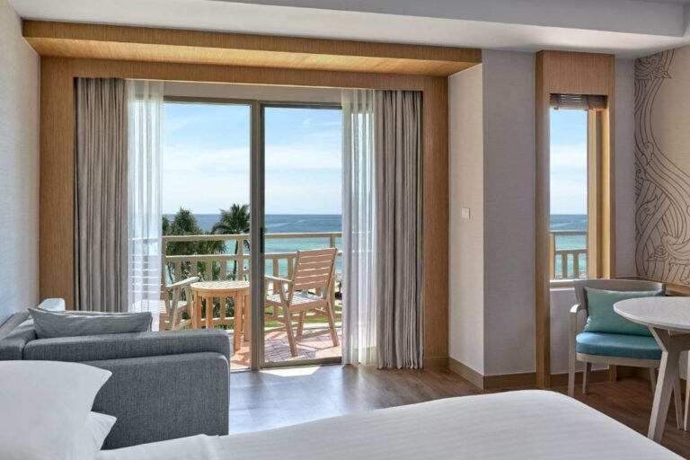 Phuket Marriott Resort & Spa, Merlin Beach חדר פרמייר מול החוף עם מיטת קינג אחת, נוף לים ומרפסת