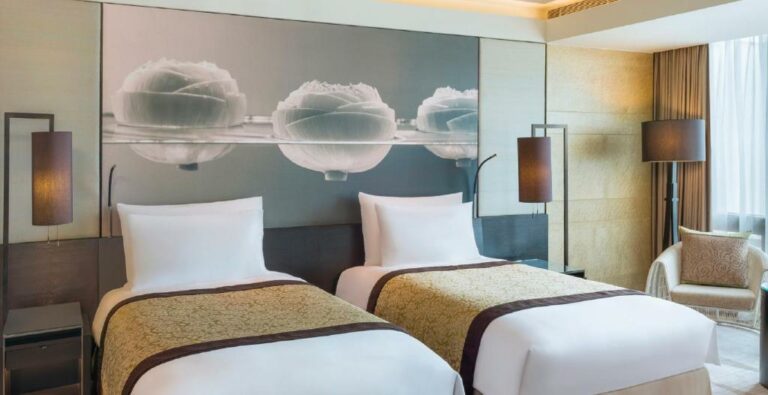 Siam Kempinski Hotel Bangkok - חדר פרמייר עם שתי מיטות טווין