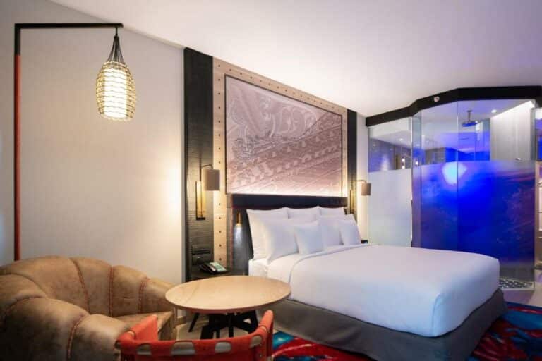Hotel Indigo Phuket Patong יחידת אירוח סטנדרט עם מיטת קינג ונוף לגן
