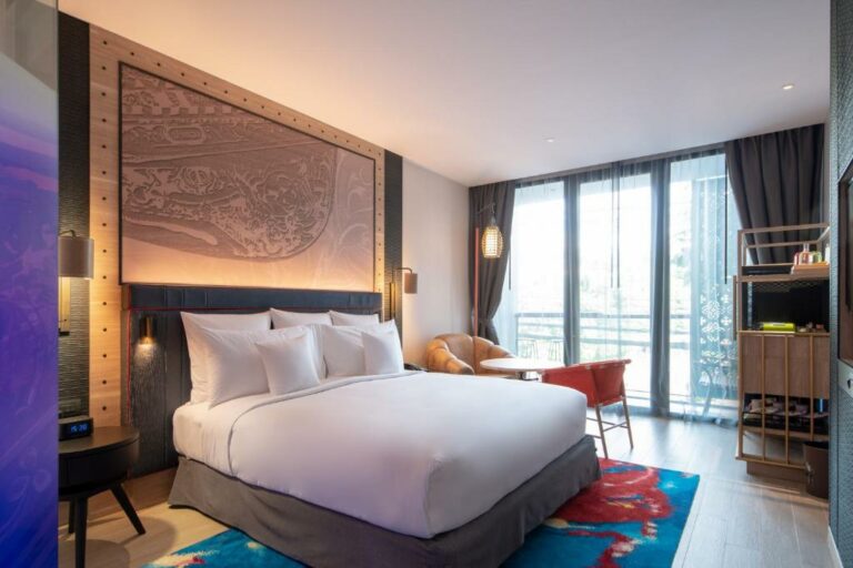 Hotel Indigo Phuket Patong יחידת אירוח סטנדרט עם מיטת קינג ונוף לעיר