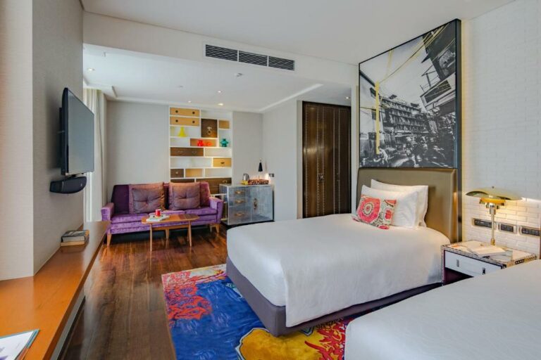 Hotel Indigo Bangkok יחידת אירוח פרמיום עם מיטת קינג, מרפסת ונוף לעיר