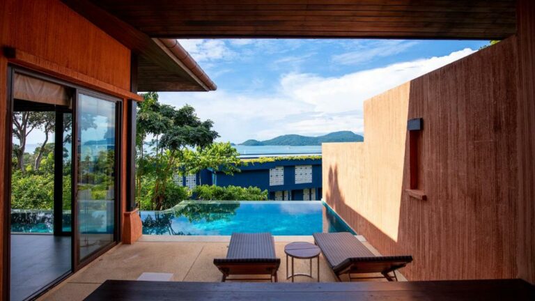 Sri Panwa Phuket Luxury Pool Villa Hotel סוויטה משפחתית עם חדר שינה אחד ונוף חלקי לאוקיינוס -