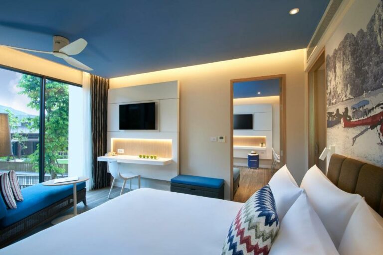 OZO Phuket סוויטה עם חדר שינה אחד ומרפסת