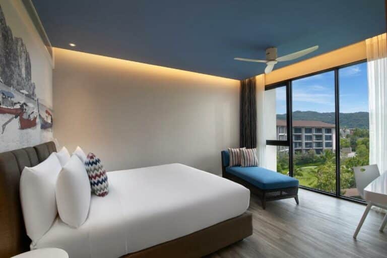 OZO Phuket סוויטה עם חדר שינה אחד ומרפסת בריכה