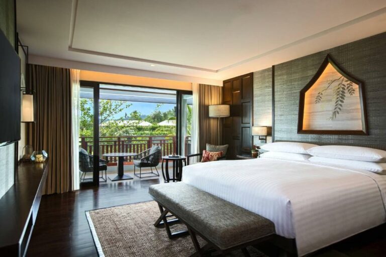 Phuket Marriott Resort and Spa, Nai Yang Beach סוויטה עם חדר שינה אחד, מיטת קינג אחת ומרפסת