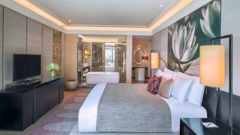 Siam Kempinski Hotel Bangkok - סוויטת דלוקס - גישה לטרקלין