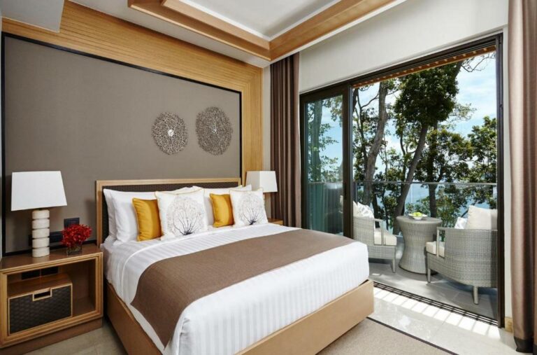 Amari Phuket סוויטת קלאב עם 2 חדרי שינה ומרפסת עם נוף לים