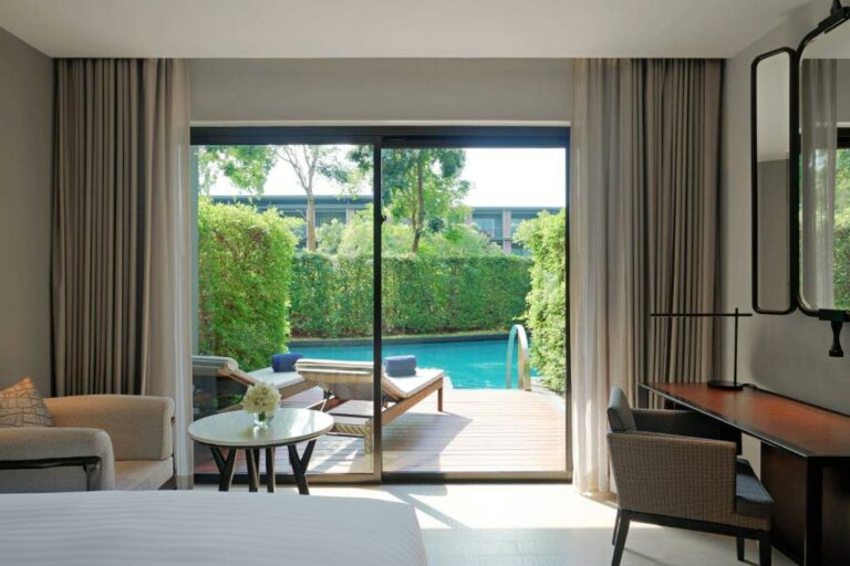 Hua Hin Marriott Resort & Spa חדר אירוח דלוקס עם גישה לבריכה, מיטת קינג אחת ונוף לבריכה