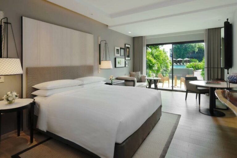 Hua Hin Marriott Resort & Spa חדר אירוח דלוקס פול עם טרסה, עם מיטת קינג אחת ונוף לצד של הבריכה