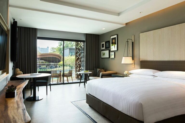 Hua Hin Marriott Resort & Spa חדר אירוח סופיריור עם מיטת קינג אחת ונוף לאתר הנופש