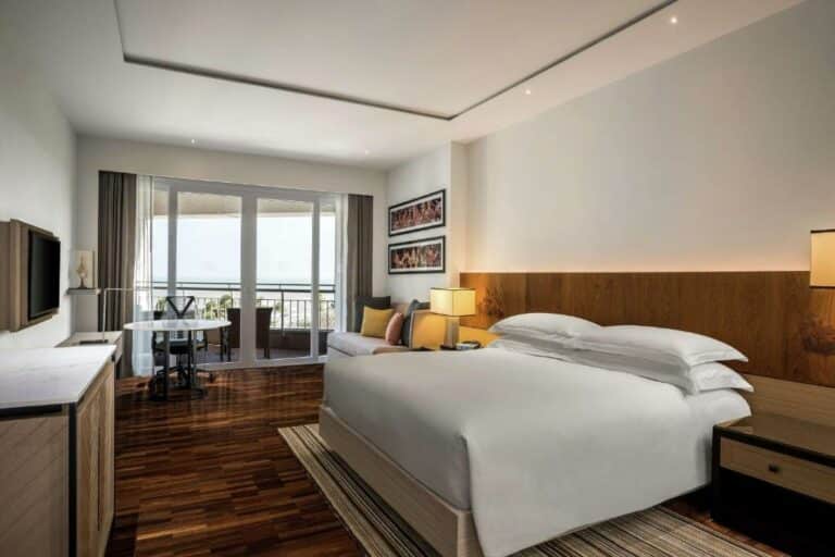 Hilton Hua Hin Resort & Spa חדר אקזקיוטיב קינג עם נוף לים וגישה לטרקלין המועדון