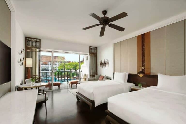 JW Marriott Khao Lak Resort & Spa חדר דלוקס טווין עם מיטת טווין אחת, מיטת ספה ונוף לבריכה