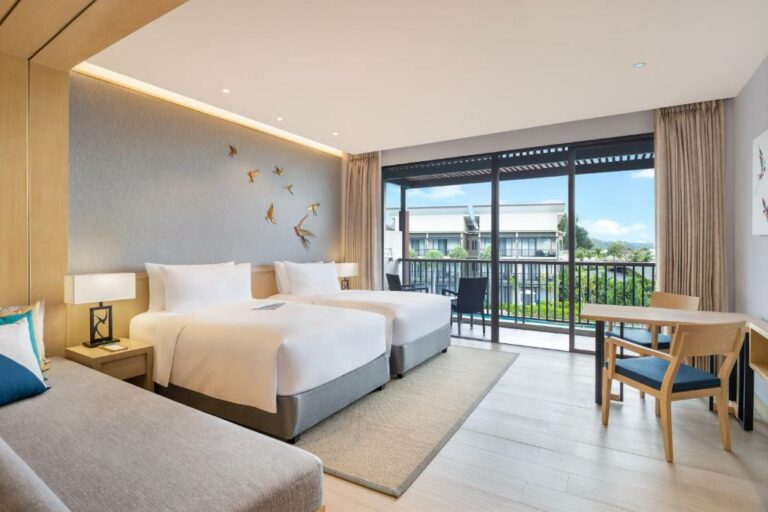 Le Méridien Khao Lak Resort & Spa חדר דלוקס טווין עם עם נוף לבריכה, עם נוף לבריכה ומרפסת