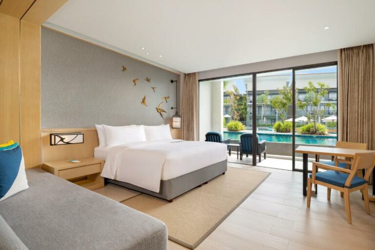 Le Méridien Khao Lak Resort & Spa חדר דלוקס עם גישה לבריכה, מיטת קינג אחת ונוף לצד של הבריכה