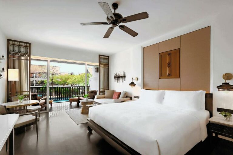 JW Marriott Khao Lak Resort & Spa חדר דלוקס קינג עם מיטת ספה ונוף לבריכה
