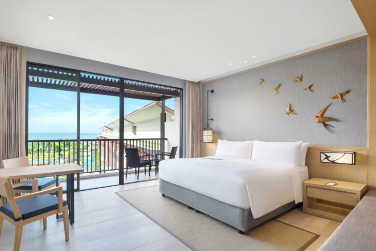 Le Méridien Khao Lak Resort & Spa חדר דלוקס קינג עם נוף לבריכה, עם מיטת קינג אחת ונוף לבריכה