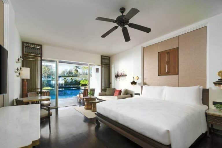 JW Marriott Khao Lak Resort & Spa חדר דלוקס קינג עם ספת מיטה וגישה לבריכה