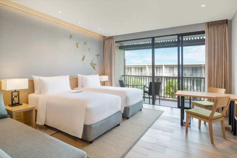 Le Méridien Khao Lak Resort & Spa חדר סופיריור טווין עם נוף לבריכה, עם שתי מיטות טווין או יחיד