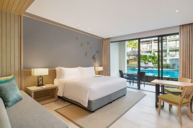 Le Méridien Khao Lak Resort & Spa חדר סופיריור עם גישה לבריכה, מיטת קינג אחת ונוף לצד של הבריכה