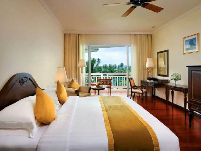 Sofitel Krabi חדר סופיריור עם מיטת קינג סייז ומרפסת