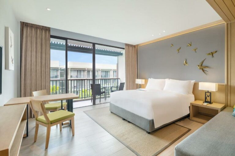 Le Méridien Khao Lak Resort & Spa חדר סופיריור קינג עם נוף לבריכה, עם מיטת קינג אחת ונוף לבריכה
